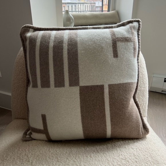 Hermès Brand New Avalon Vibration Pillow - Picture 7 of 7